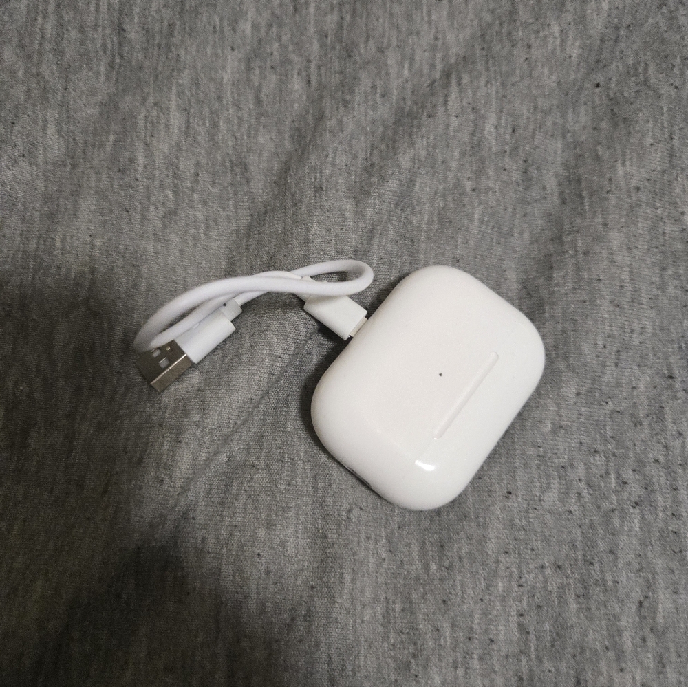 Apple White Wireless Earbuds Charging Case with USB Cable